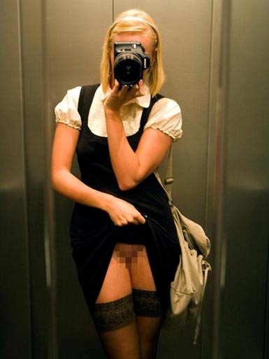 Зачем девушки раздеваются в лифте?