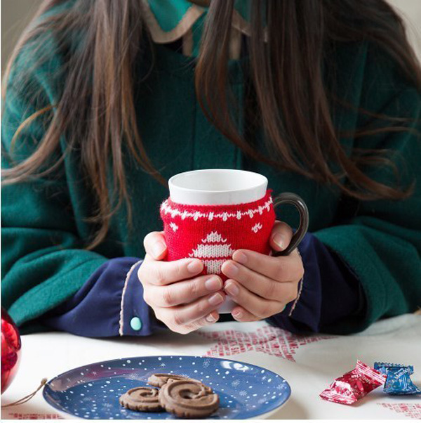 Милые чашки в свитерах - оригинальный рождественский подарок