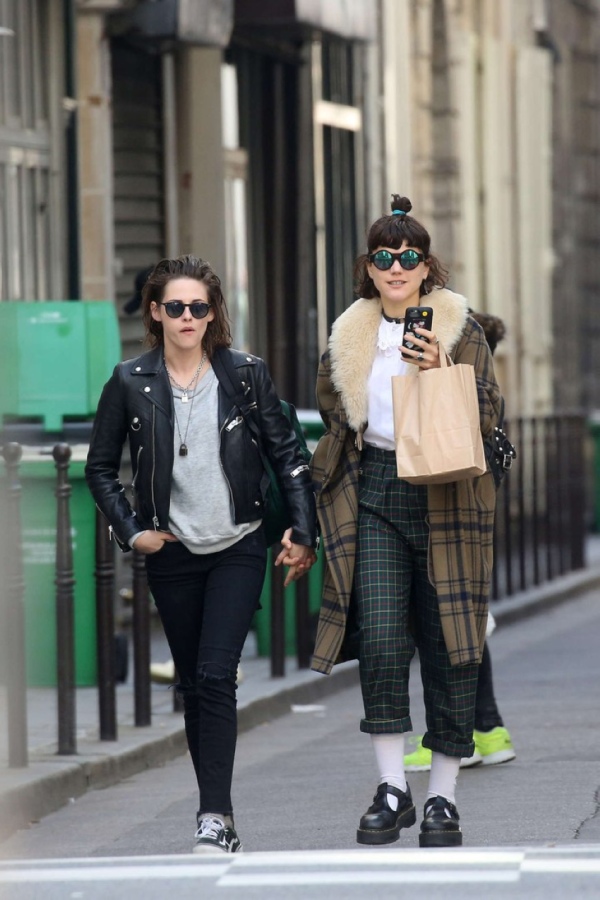 Кристен Стюарт со своей девушкой в Париже