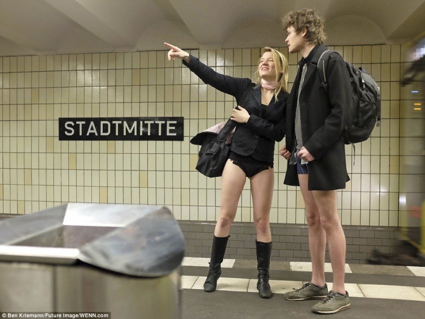 Флеш-моб в метро без штанов
